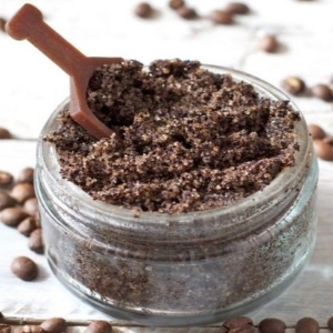 Kaffeesatzpeeling in Glasbehälter